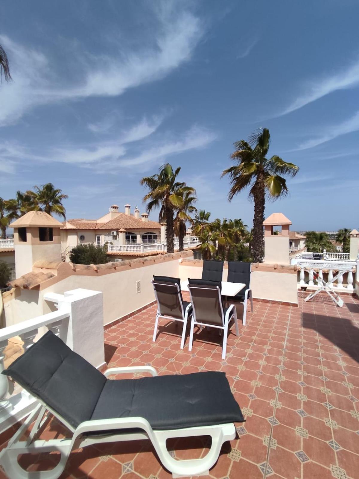Schoenes Ruhiges Rooftop Apartment Mit Grosser Dachterrasse Torrevieja Esterno foto