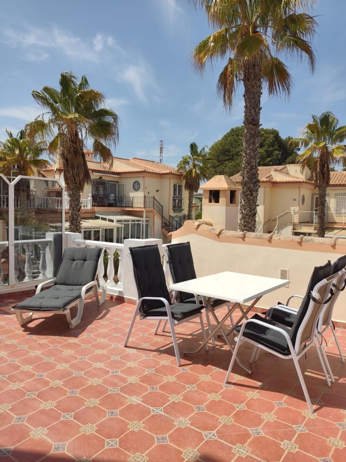 Schoenes Ruhiges Rooftop Apartment Mit Grosser Dachterrasse Torrevieja Esterno foto