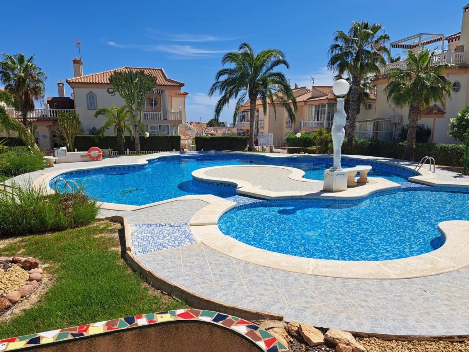 Schoenes Ruhiges Rooftop Apartment Mit Grosser Dachterrasse Torrevieja Esterno foto