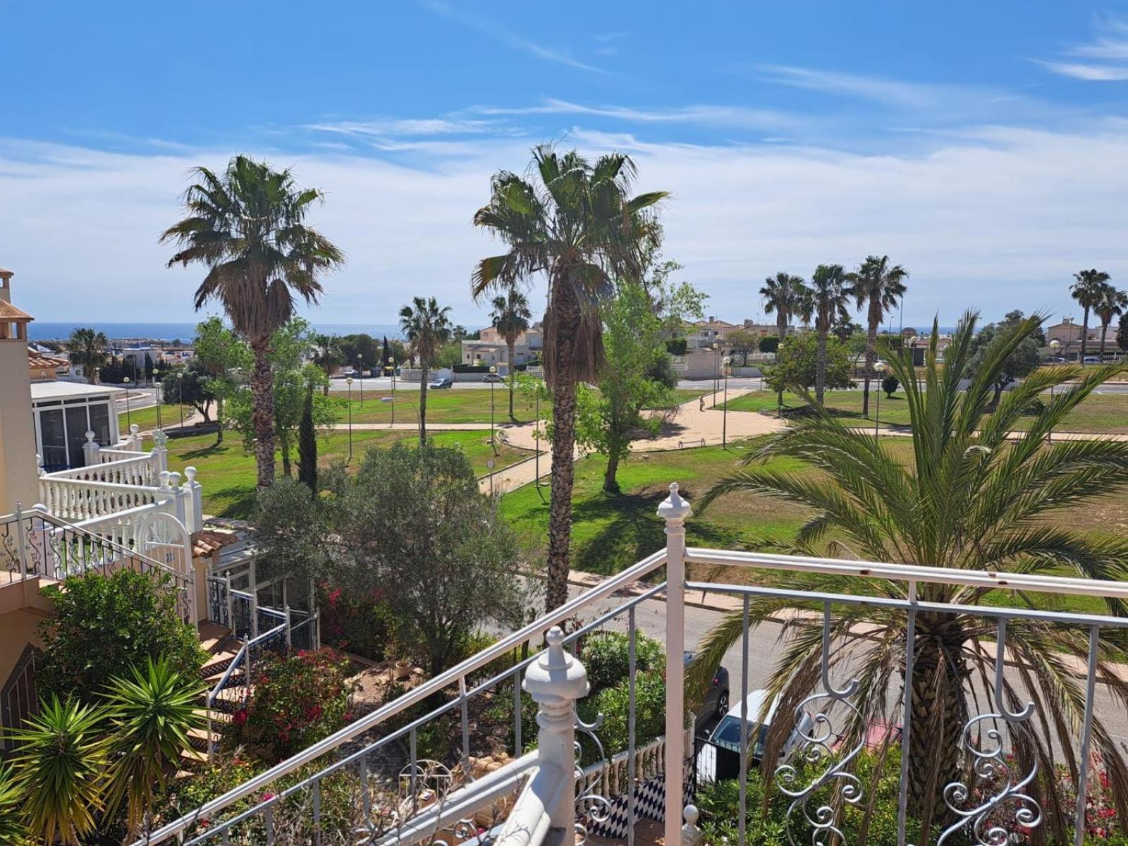 Schoenes Ruhiges Rooftop Apartment Mit Grosser Dachterrasse Torrevieja Esterno foto