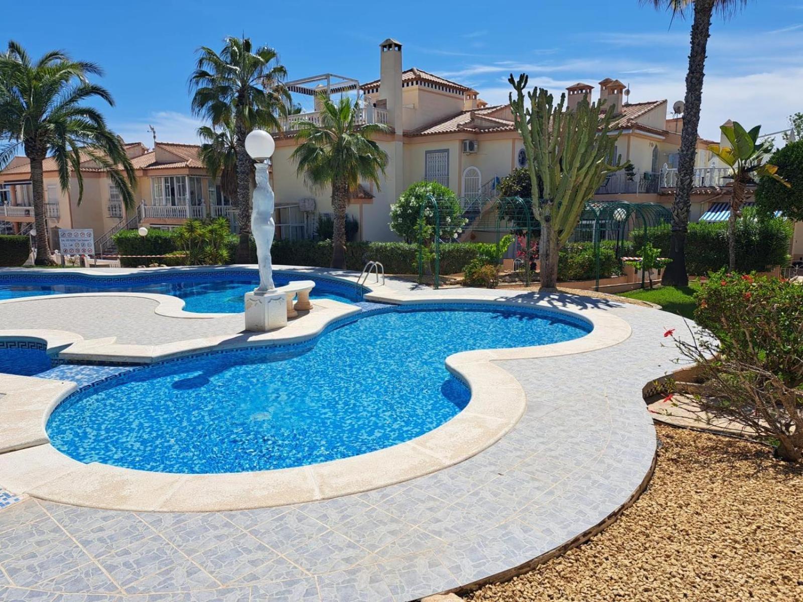 Schoenes Ruhiges Rooftop Apartment Mit Grosser Dachterrasse Torrevieja Esterno foto